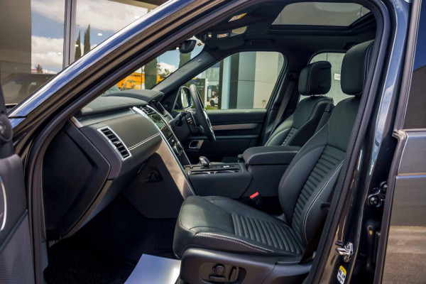 2025 Land Rover Discovery Series 5 D350 Dynamic SE SUV image 8