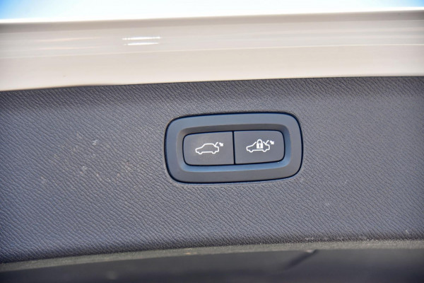 2021 Volvo XC90 L Series T6 Momentum SUV Image 9