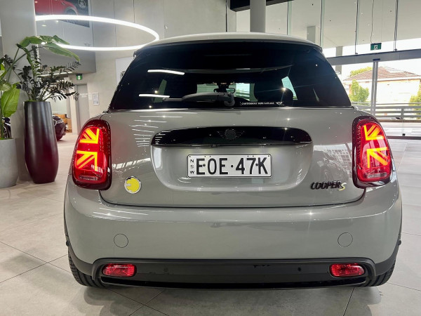 2021 MINI Cooper F56 LCI-2 Cooper SE MINI Yours Hatch image 5