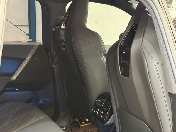 2026 MY25 BMW iX I20 xDrive45 M Sport SUV image 15