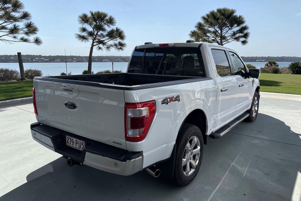 2023 Ford F-150  Lariat Dual Cab Image 3
