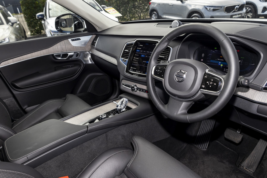 2024 Volvo XC90 L Series Recharge Ultimate T8 Plug-In Hybrid SUV Image 8