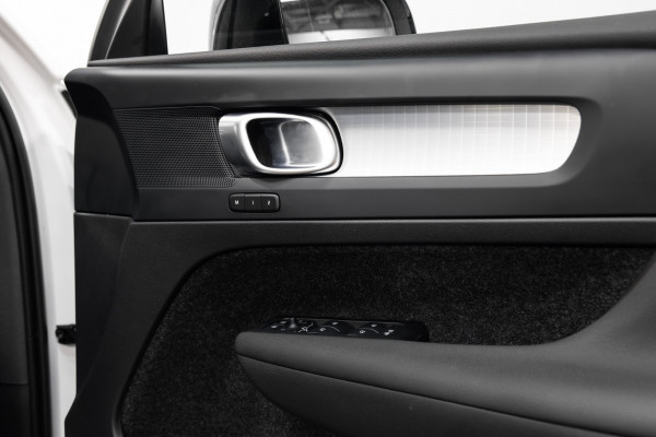 2025 Volvo XC40 XZ Ultra B4 Dark SUV Image 10