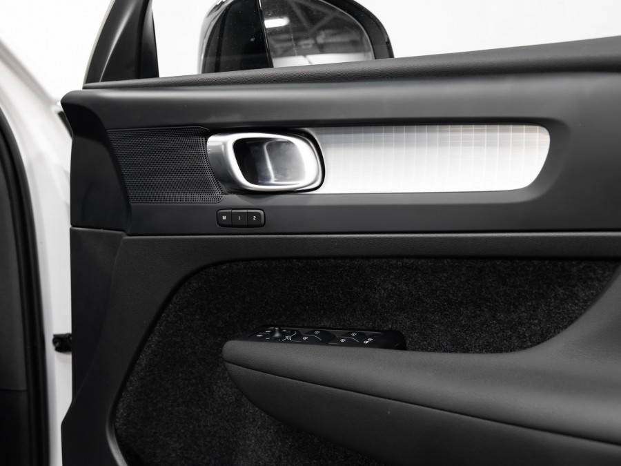 2025 Volvo XC40 XZ Ultra B4 Dark SUV Image 10