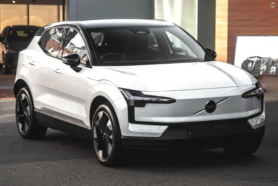 2026 Volvo EX30  Single Motor Extended Range Plus SUV Image 5