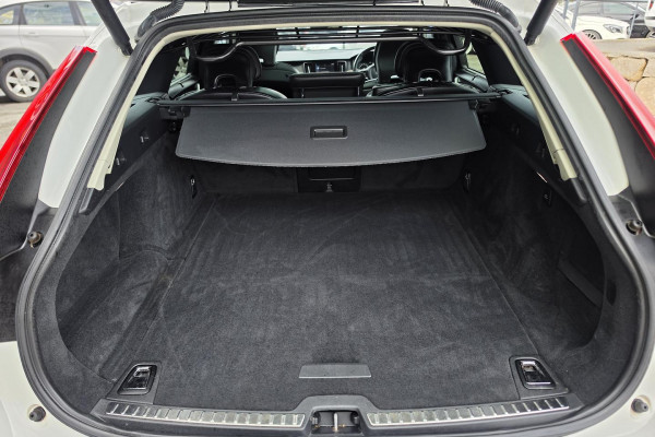 2019 Volvo V90 Cross Country P Series D5 Wagon Image 17