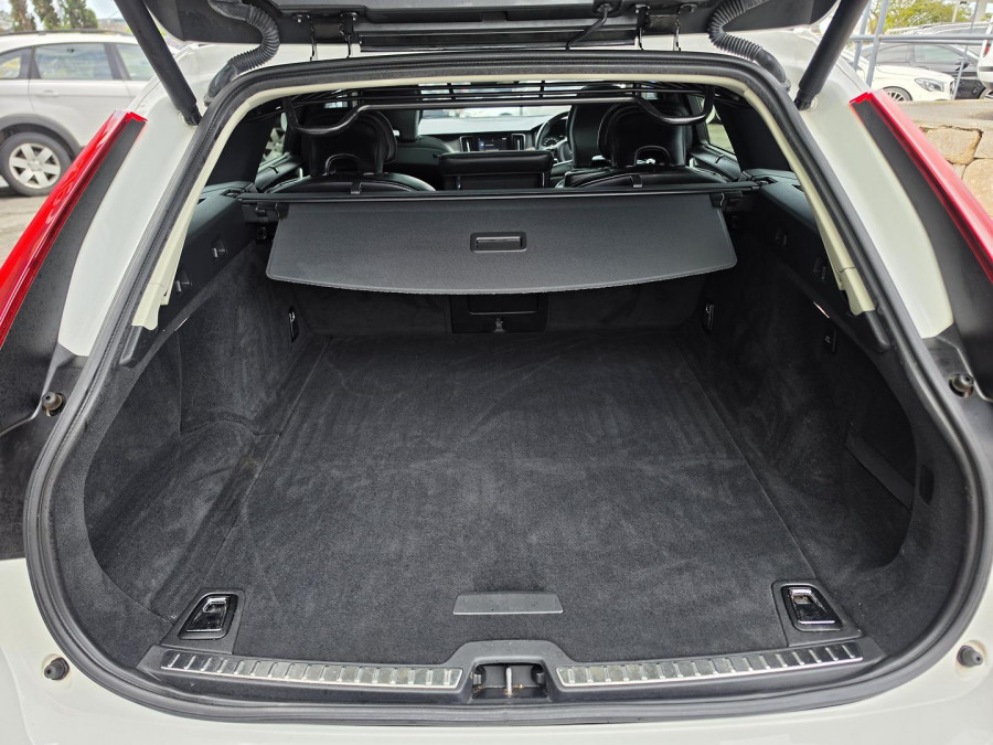 2019 Volvo V90 Cross Country P Series D5 Wagon Image 17