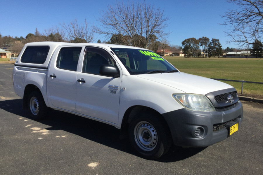 2009 Toyota HiLux 6M7099000 Workmate Ute Image 2