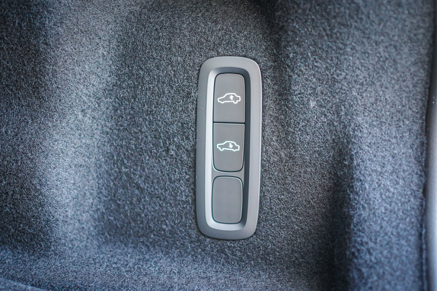 2025 Volvo XC60 Ultra T8 Plug-In Hybrid SUV Image 11