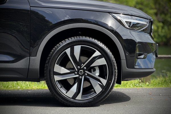 2025 Volvo XC40 XZ Ultra B4 Dark SUV Image 6