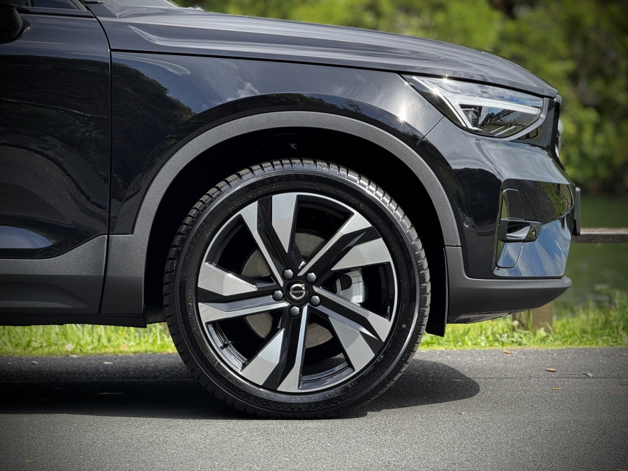 2025 Volvo XC40 XZ Ultra B4 Dark SUV Image 6