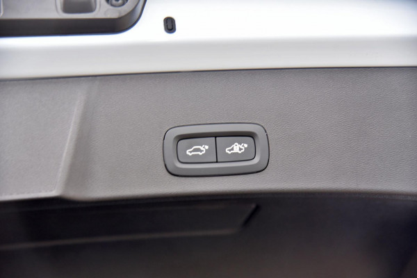2025 Volvo XC40 XZ Ultra B4 Bright SUV Image 7