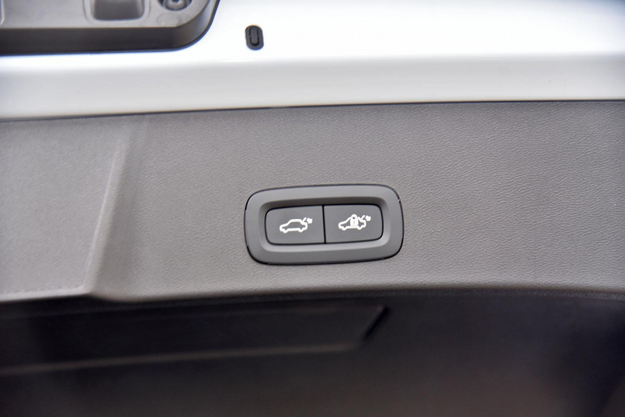 2025 Volvo XC40 XZ Ultra B4 Bright SUV Image 7