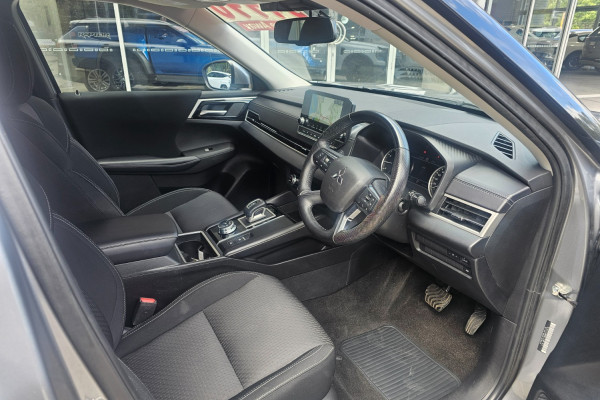 2023 Mitsubishi Outlander ZM LS SUV Image 12