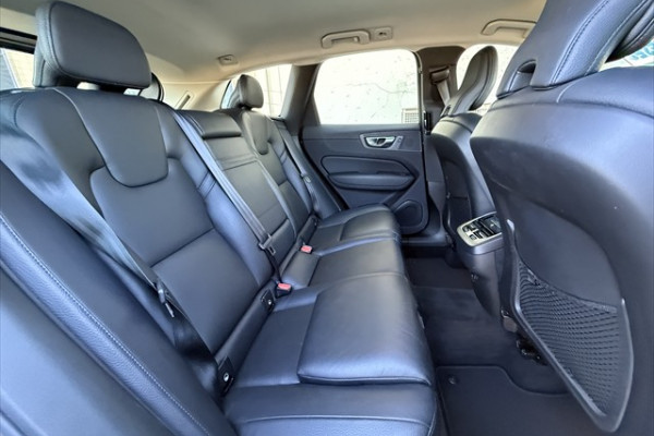 2020 MY21 Volvo XC60 UZ D4 Momentum SUV Image 12