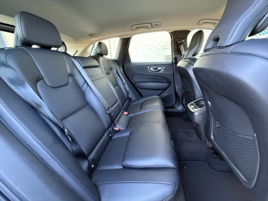2020 MY21 Volvo XC60 UZ D4 Momentum SUV Image 12