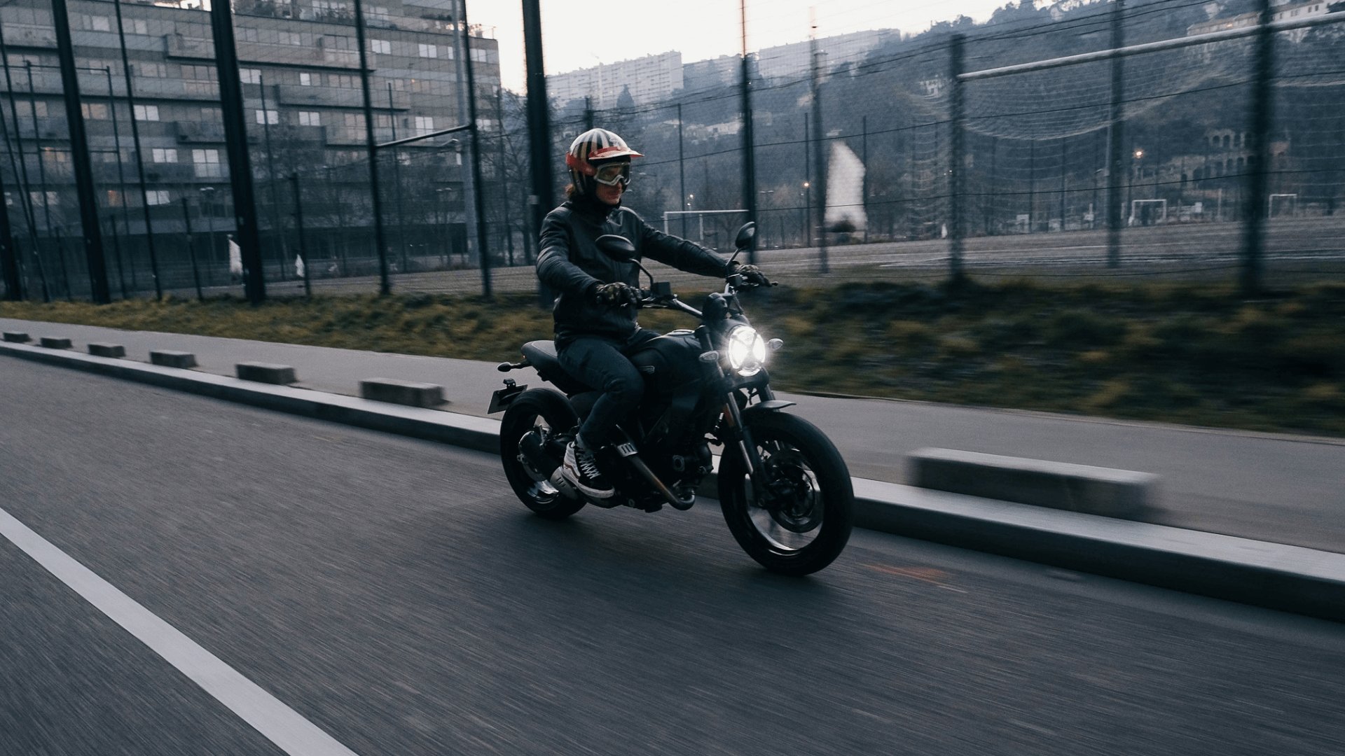 SMART FEATURESSAFE RIDE Image