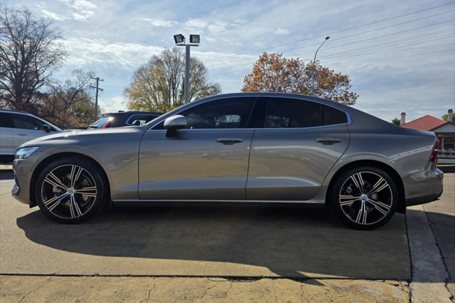 2022 Volvo S60  B5 Inscription Sedan Image 17