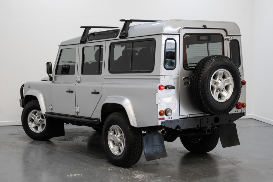 2013 Land Rover Defender 110 (4x4) SUV Image 9