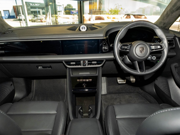 2025 Porsche Macan SUV image 16