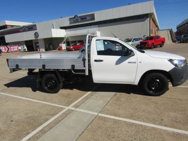 2018 Toyota HiLux Cab chassis Image 5