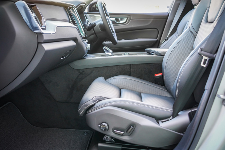 2025 Volvo XC60 Ultra T8 Plug-In Hybrid SUV Image 32