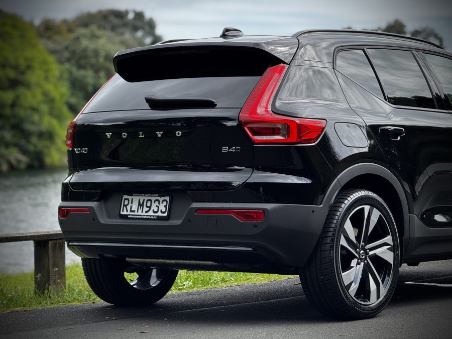 2025 Volvo XC40 XZ Ultra B4 Dark SUV Image 10