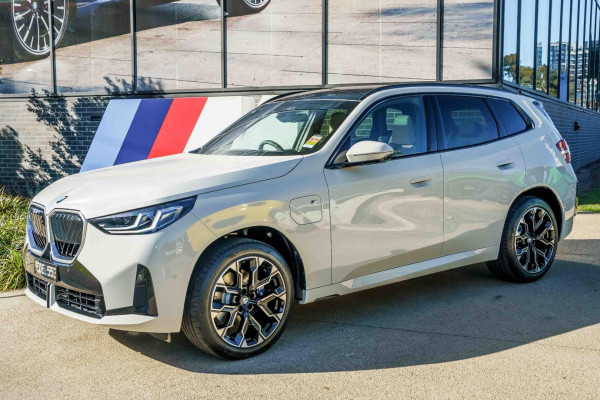 2026 BMW X3 G45 30e xDrive SUV image 3