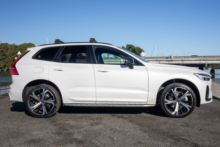 2022 Volvo XC60 T8 Ultimate Recharge PHEV SUV Image 8