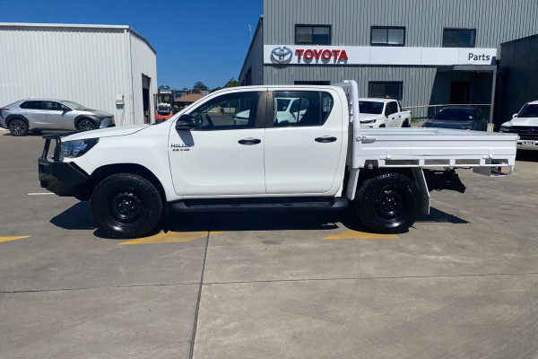 2019 Toyota HiLux  SR Dual Cab Cab Chassis Image 2