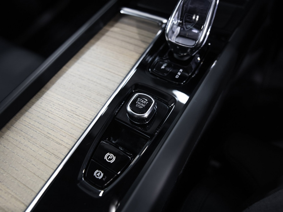 2025 Volvo XC60 UZ B5 Ultra Dark 2L Petrol AWD SUV Image 12