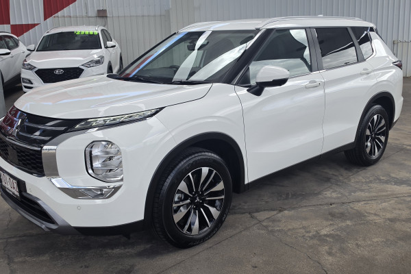 2025 Mitsubishi Outlander ZM LS SUV Image 3