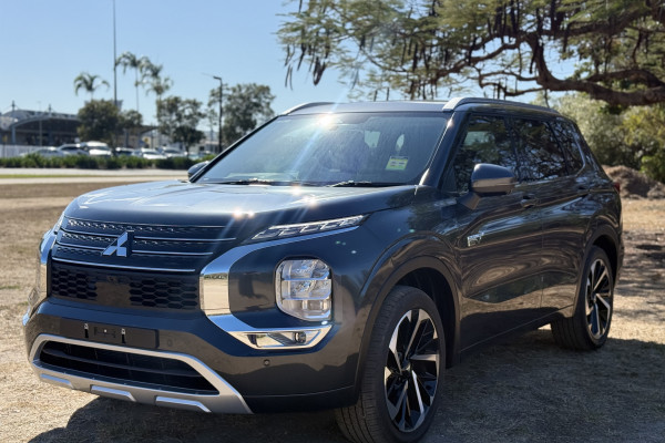 2025 MY24 Mitsubishi Outlander ZM PHEV Exceed SUV Image 3