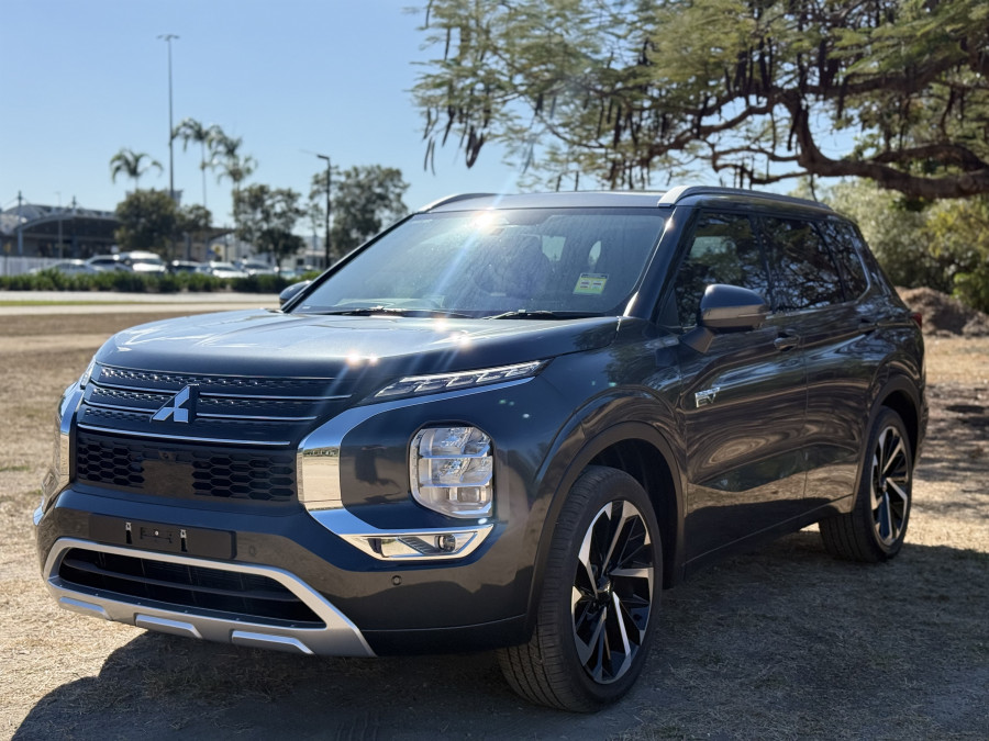 2025 MY24 Mitsubishi Outlander ZM PHEV Exceed SUV Image 3