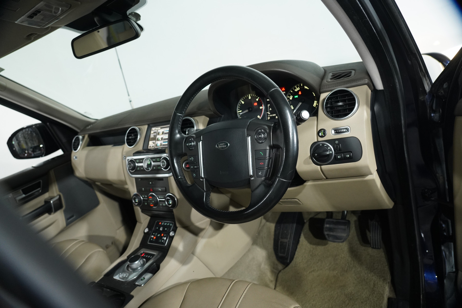 2015 Land Rover Discovery 3.0 Tdv6 SUV Image 11