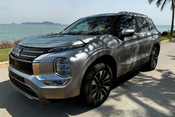 2025 Mitsubishi Outlander ZM LS SUV Image 3