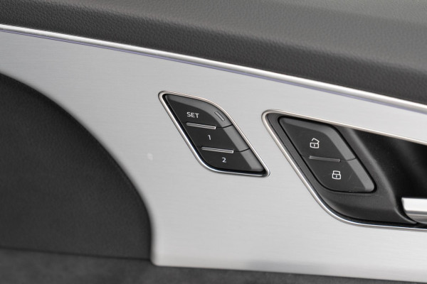 2025 Audi Q7 4M 50 TDI S line SUV image 17