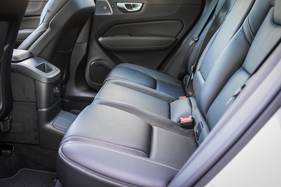 2025 Volvo XC60 Ultra T8 Plug-In Hybrid SUV Image 29