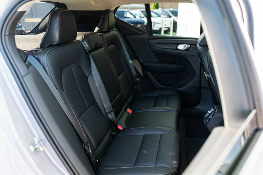 2026 Volvo XC40 XZ Ultra B4 Bright SUV Image 17