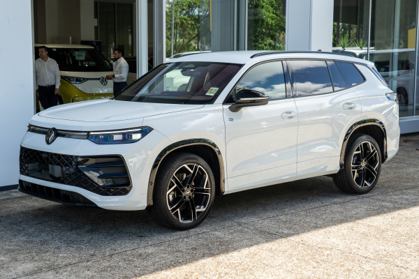 2025 MY26 Volkswagen Tayron R4 195TSI R-Line SUV image 3