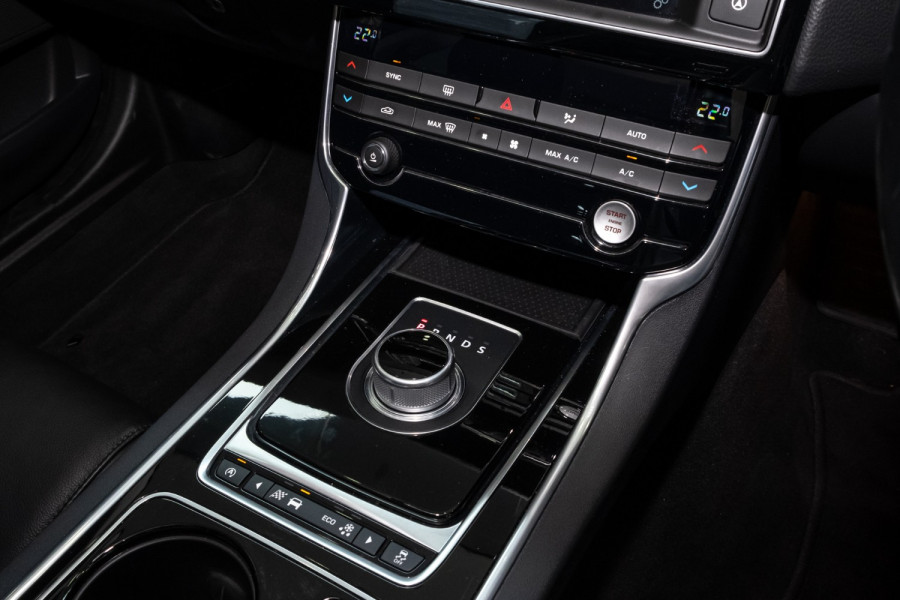 2015 MY16 Jaguar XE X760 Prestige Saloon Image 16