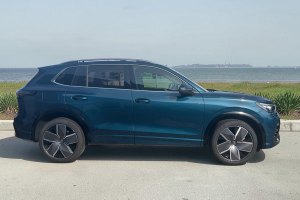 2026 MY25 Volkswagen Tiguan CT 195TSI R-Line SUV Image 2