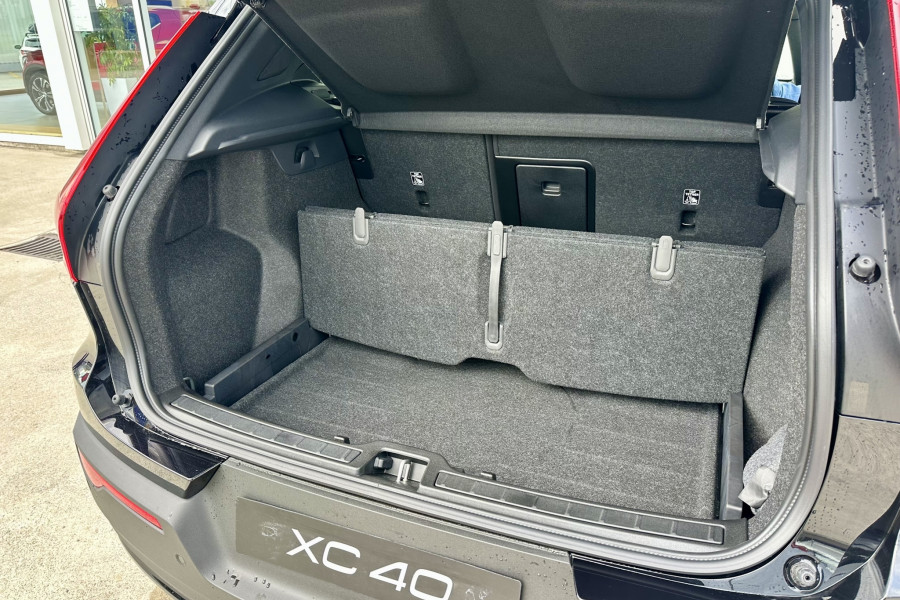 2025 Volvo XC40 XZ Ultra B4 Dark SUV Image 11
