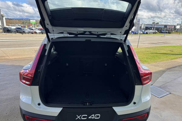 2026 Volvo XC40 XZ Ultra B4 Dark SUV Image 17