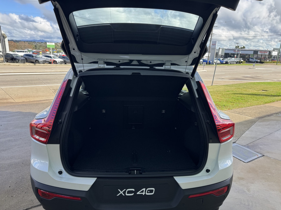 2026 Volvo XC40 XZ Ultra B4 Dark SUV Image 17