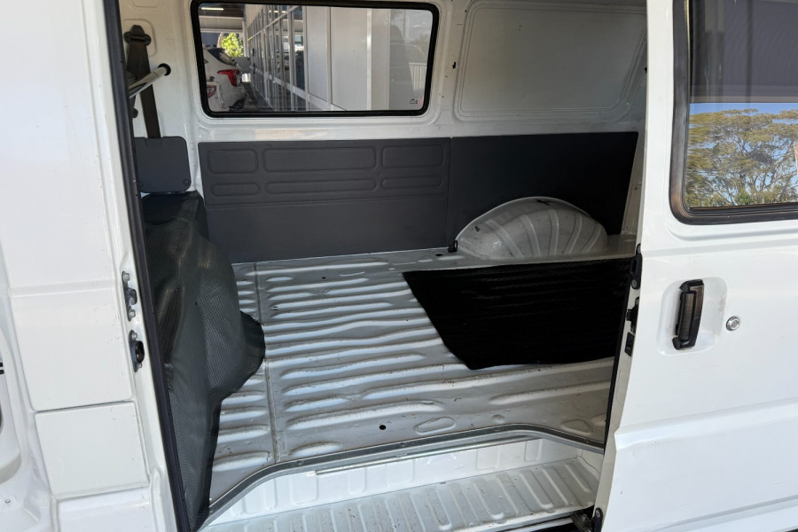 2008 Mitsubishi Express Van Image 11