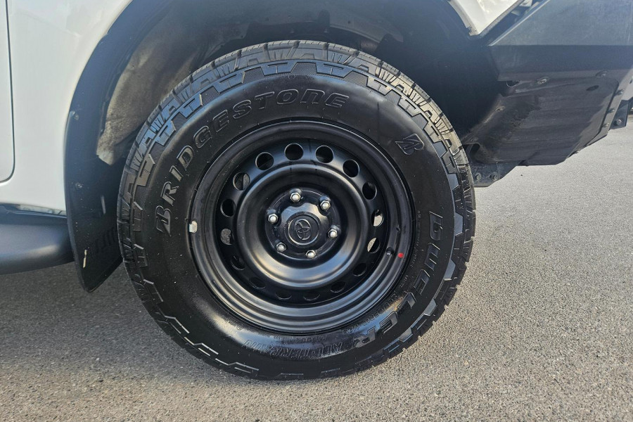 2020 Toyota HiLux  SR Dual Cab Cab Chassis Image 9
