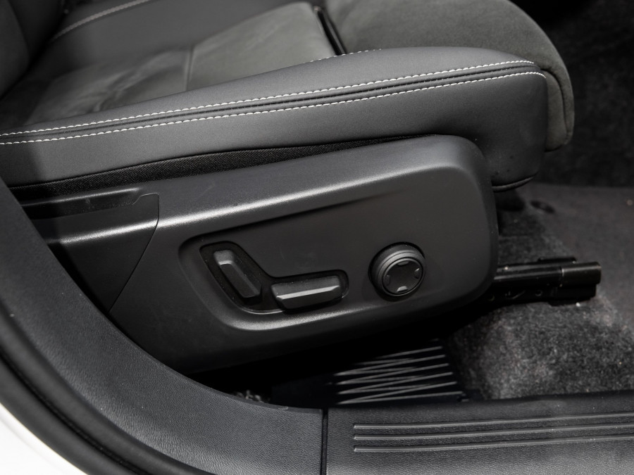 2025 Volvo XC40 XZ Ultra B4 Dark SUV Image 11