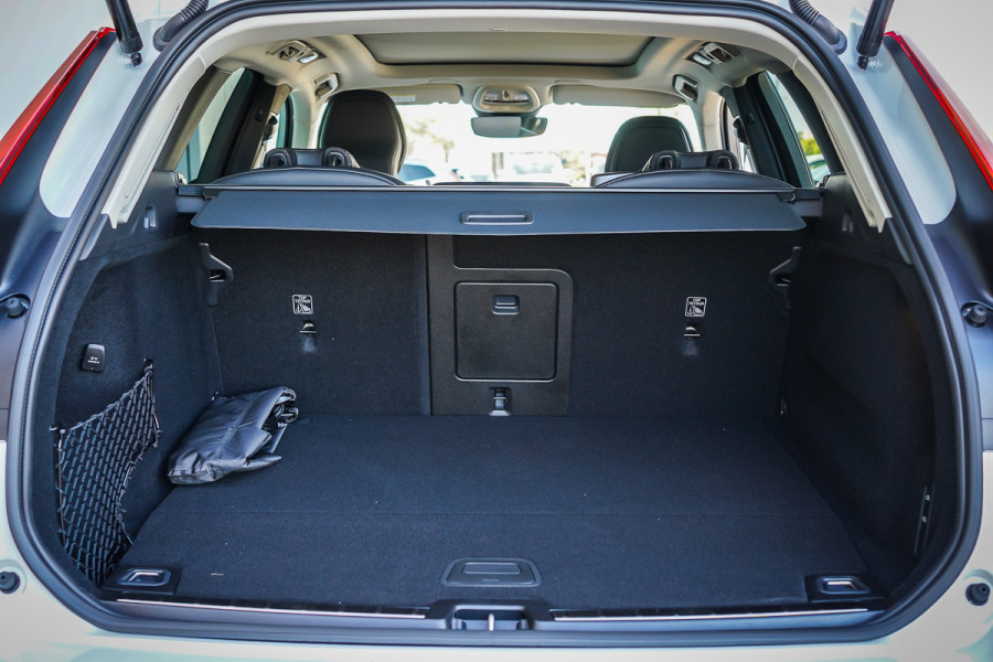 2025 Volvo XC60 Ultra T8 Plug-In Hybrid SUV Image 10