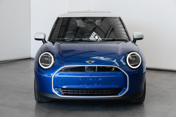 2024 MINI Cooper J01 SE Favoured Hatch image 4